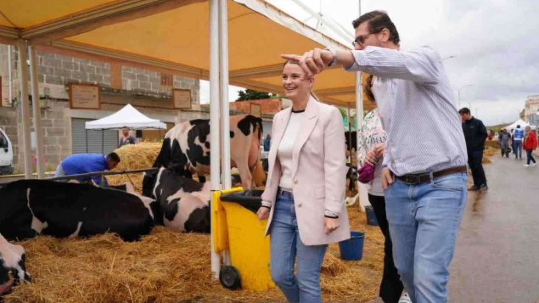 Marga Prohens con Sebastià Sagreras en la feria ganadera de Campos.