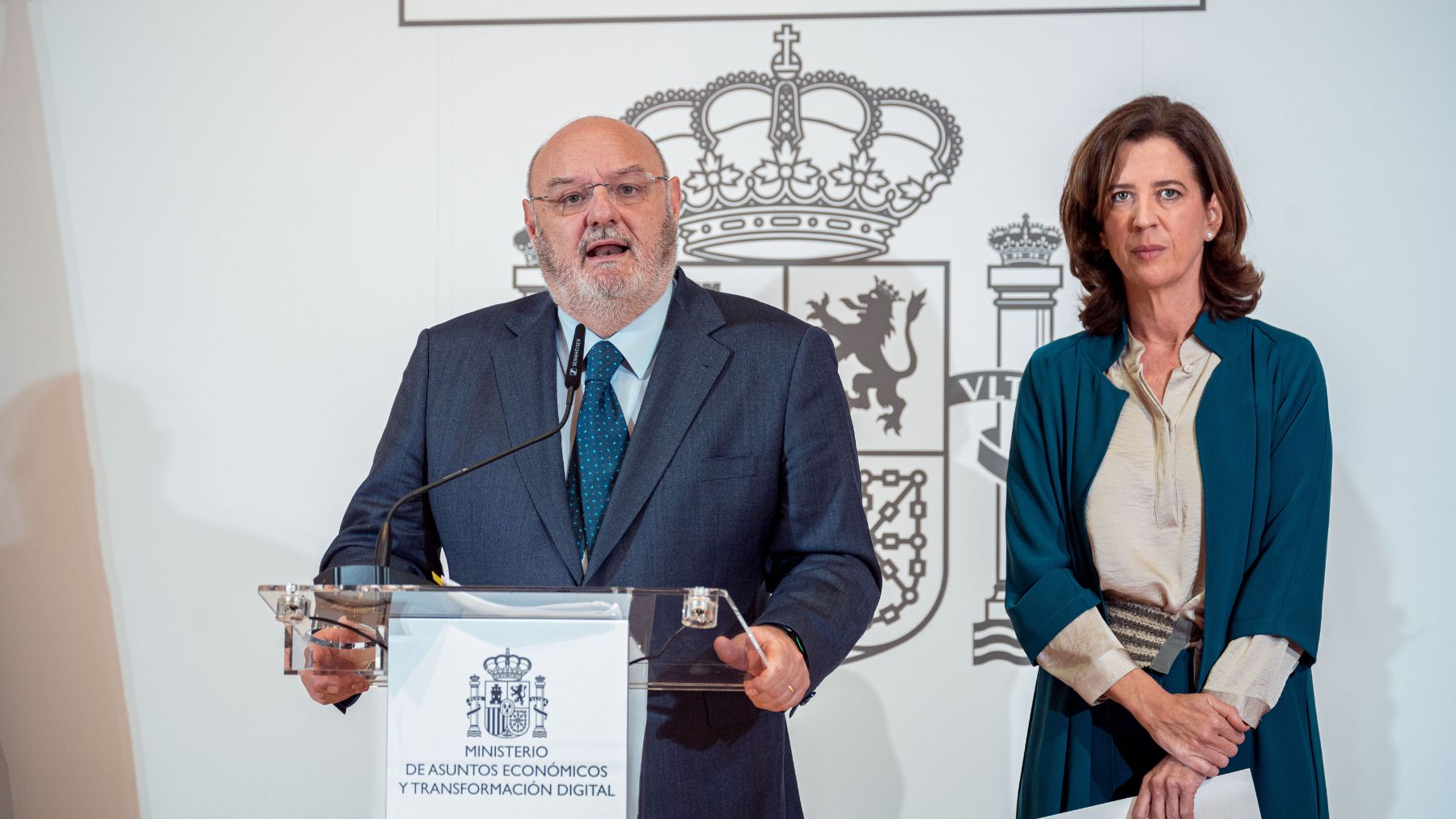 El director general de CECA, José María Méndez y la presidenta y consejera delegada de la Asociación Española de Banca (AEB) (Foto: EP).