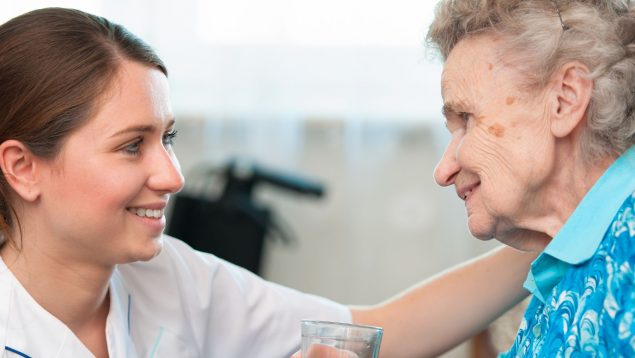 Cómo contratar a una cuidadora, cuánto cobran y cómo escoger a la persona adecuada