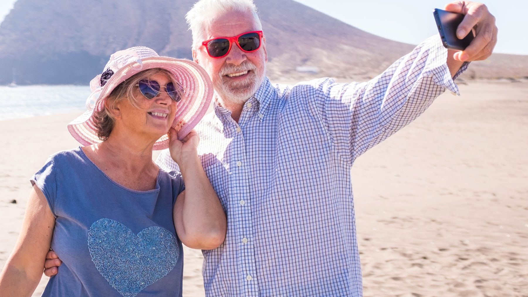 Pareja jubilados viajando.