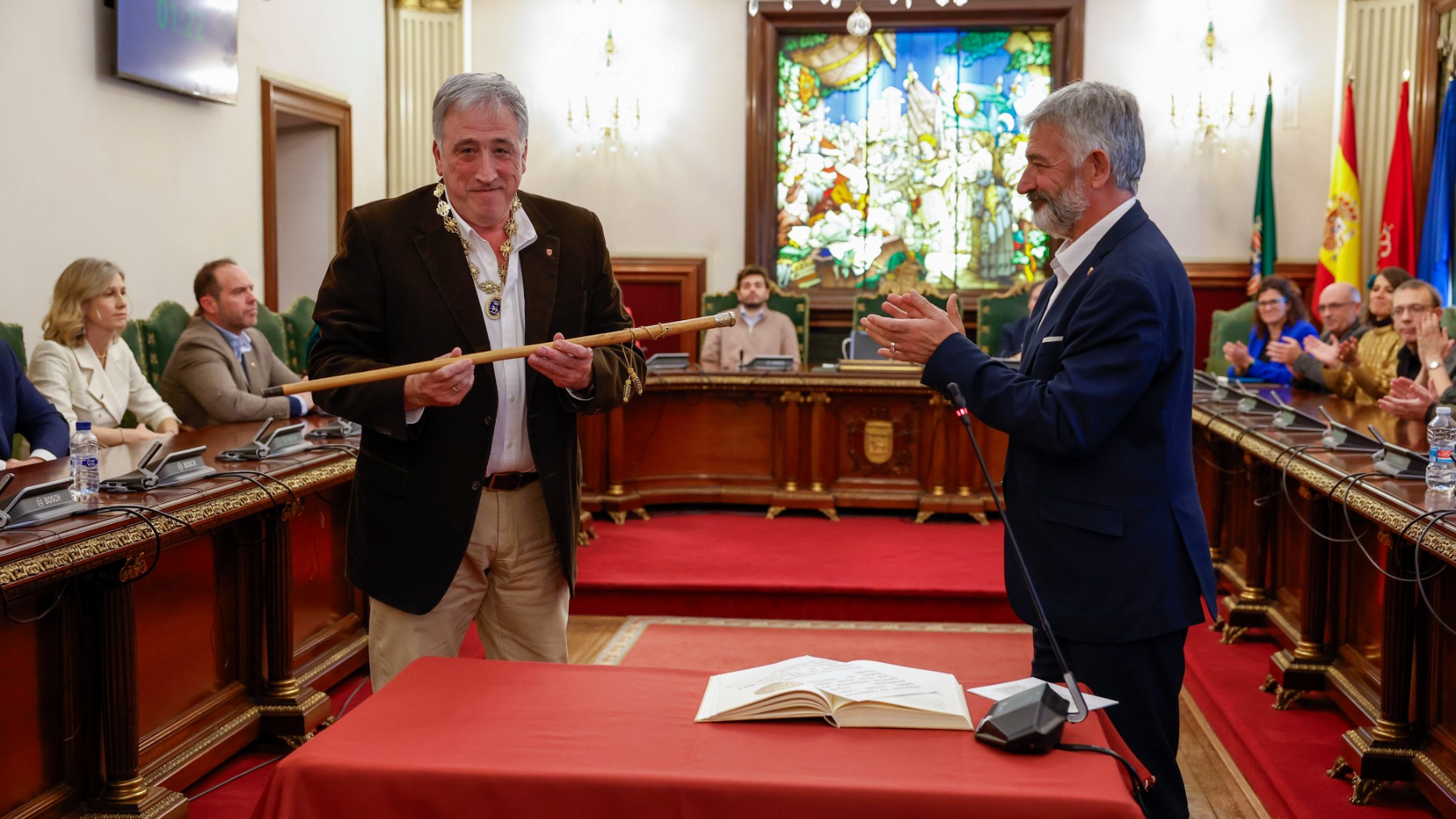 Joseba Asiron con el bastón de mando como alcalde de Pamplona