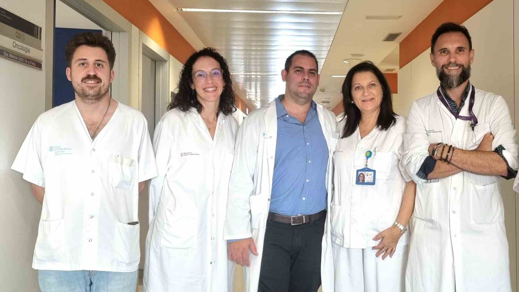 Diego Iglesias (izquierda) junto a parte del equipo de Oncología médica del Área de Salud de Ibiza y Formentera.