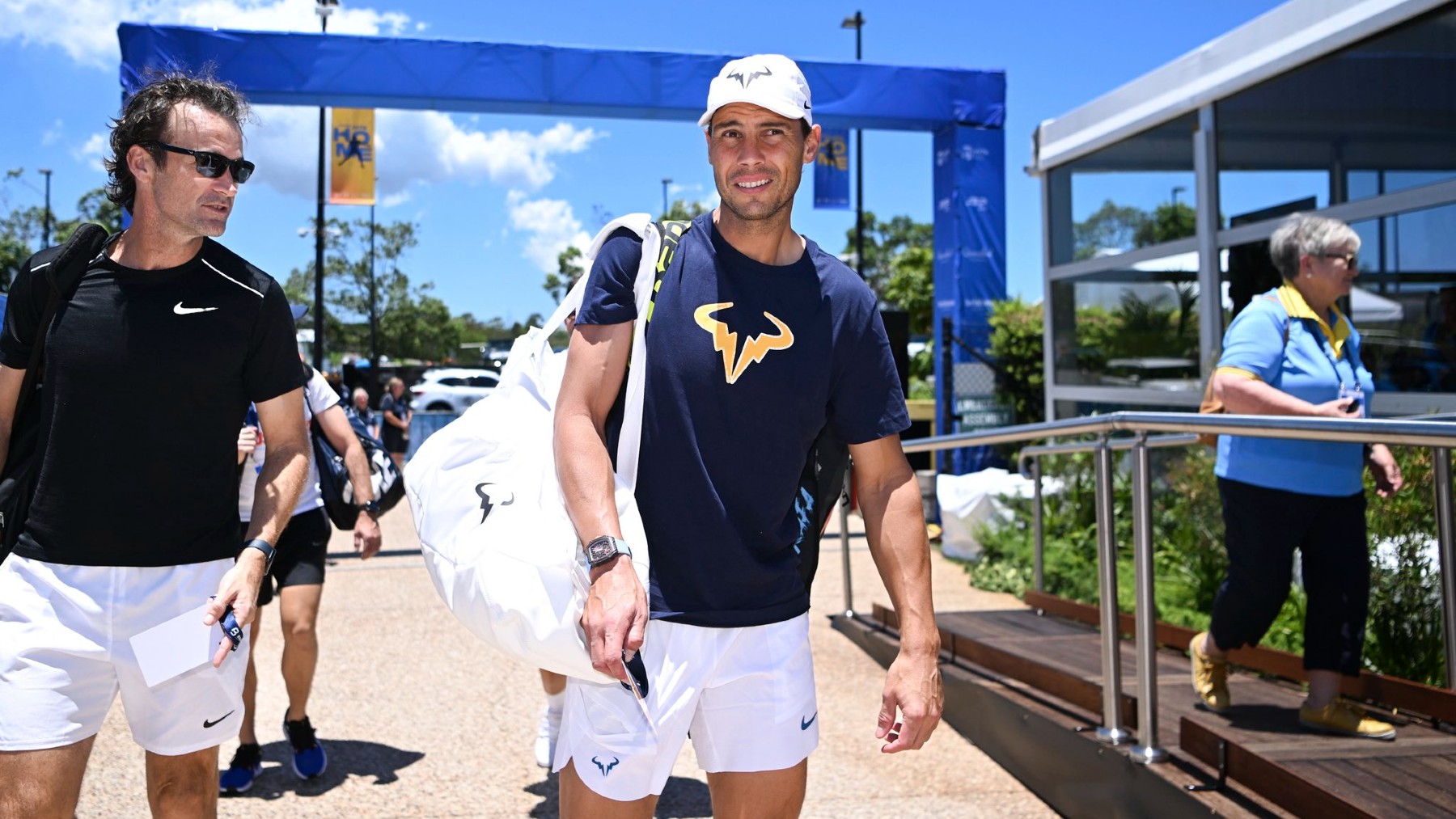 Rafa Nadal, junto a Carlos Moyá en su llegada a Brisbane.