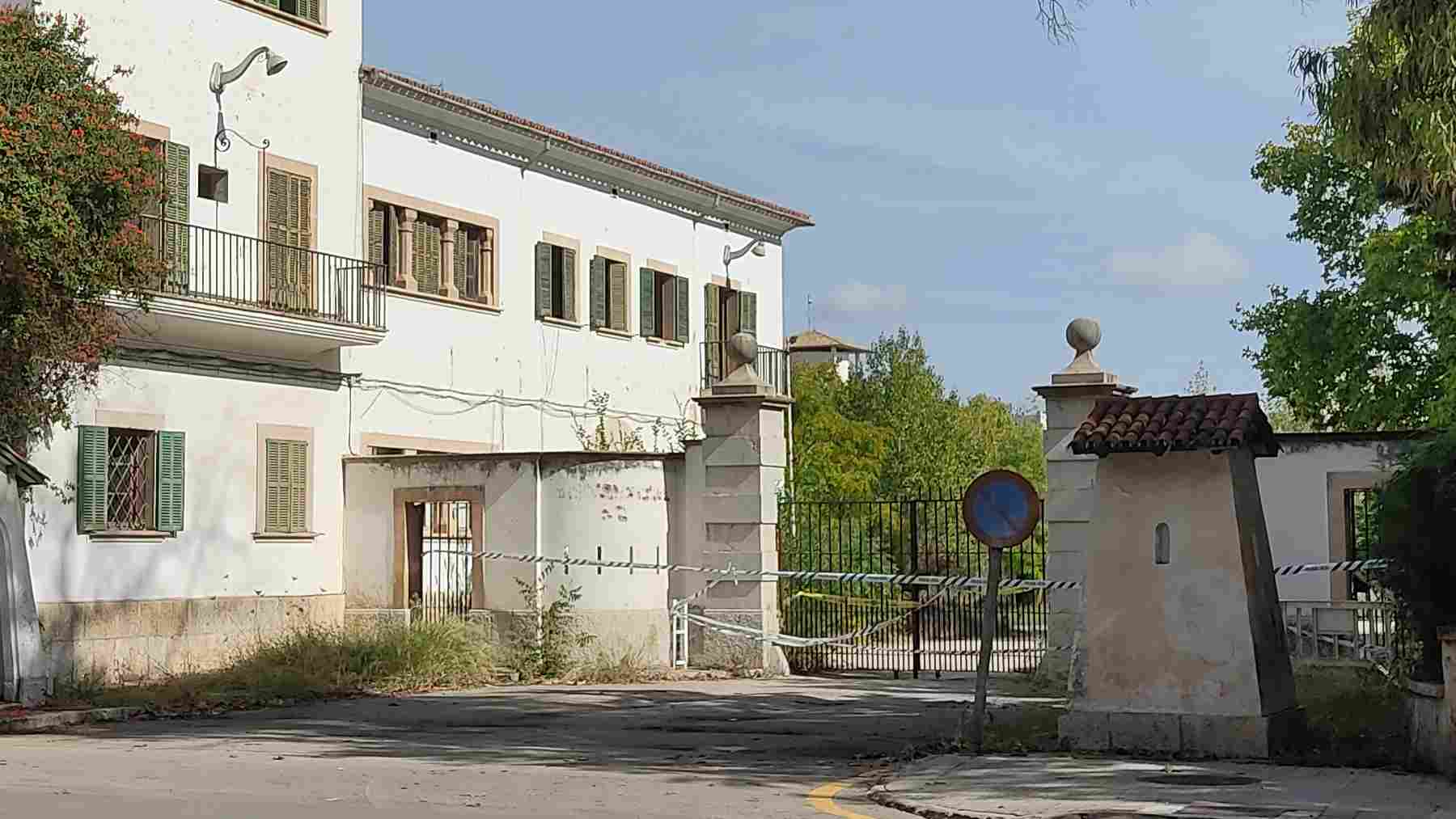 Imagen de la entrada al cuartel abandonado de Son Busquets en Palma.
