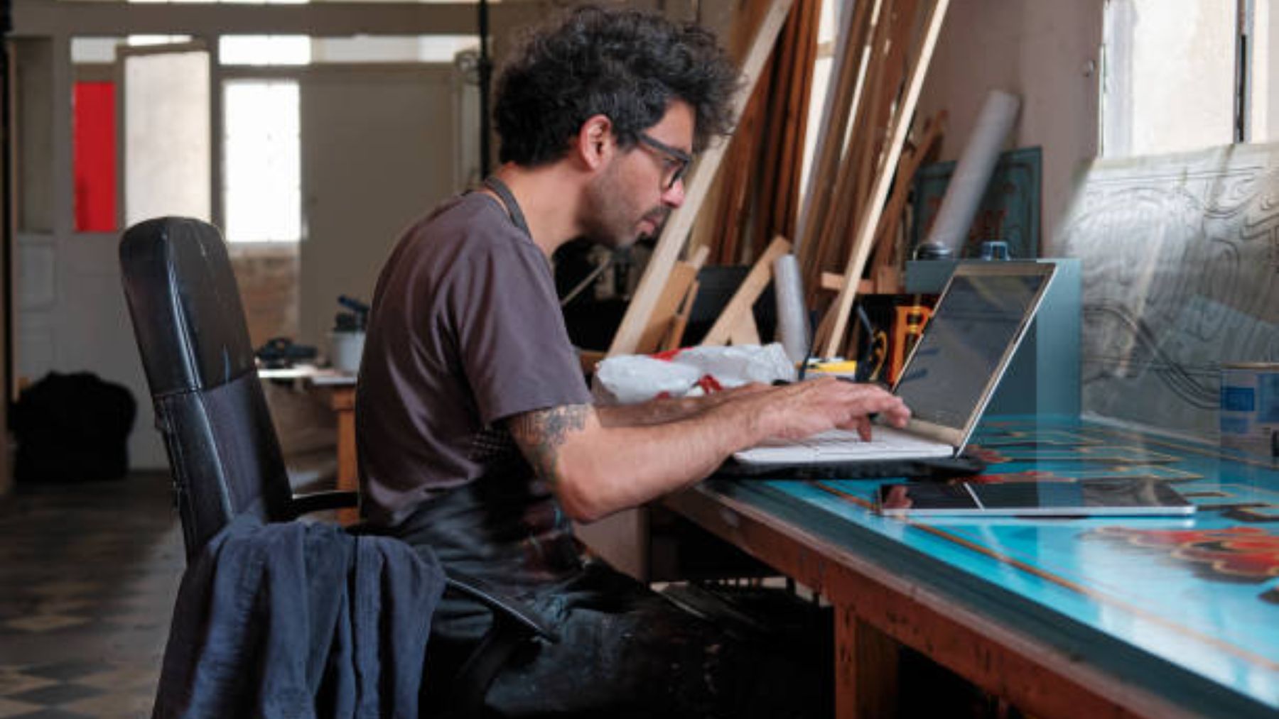 Un trabajador autónomo en su estudio.