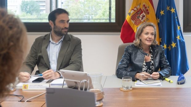 Carlos Cuerpo, ministro de Economía, y la ex vicepresidenta Nadia Calviño.