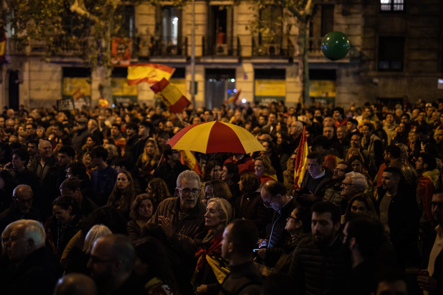 Manifestantes ante la sede del PSOE en la calle Ferraz (Madrid)