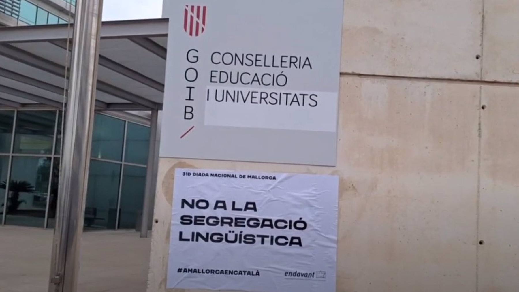 Cartel contra la libre elección de lengua en la fachada de la Conselleria de Educación de Baleares.