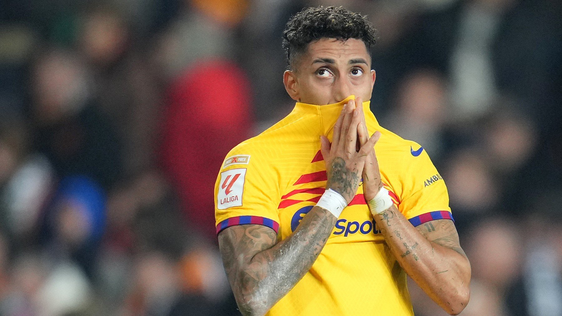 Raphinha se lamenta en un partido del Barcelona. (Getty)