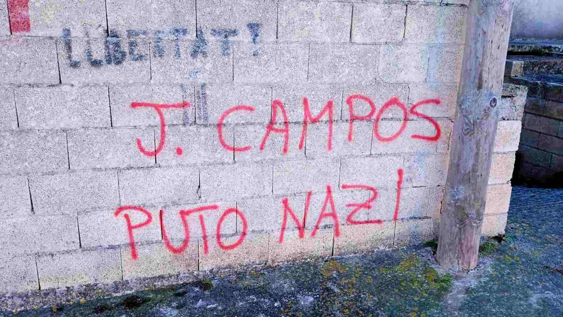 Imagen de la pintada insultante contra el diputado de Vox, Jorge Campos, aparecida en la localidad de Petra (Mallorca).