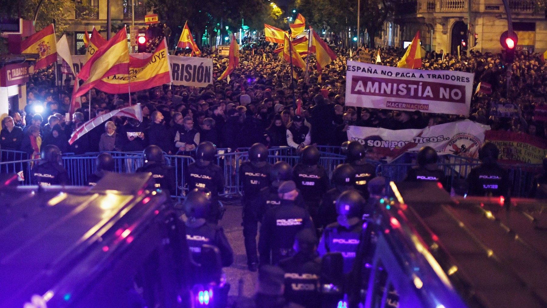 Una concentración en contra de la amnistía frente a la sede del PSOE en la calle Ferraz (1)