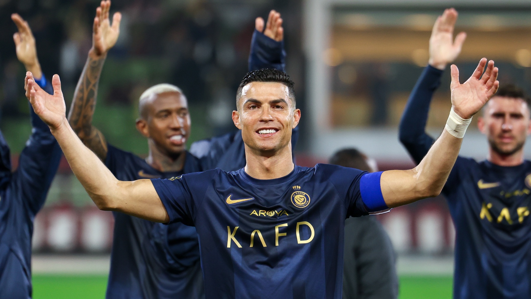 Cristiano Ronaldo celebra una victoria con sus compañeros en el Al-Nassr. (Getty)