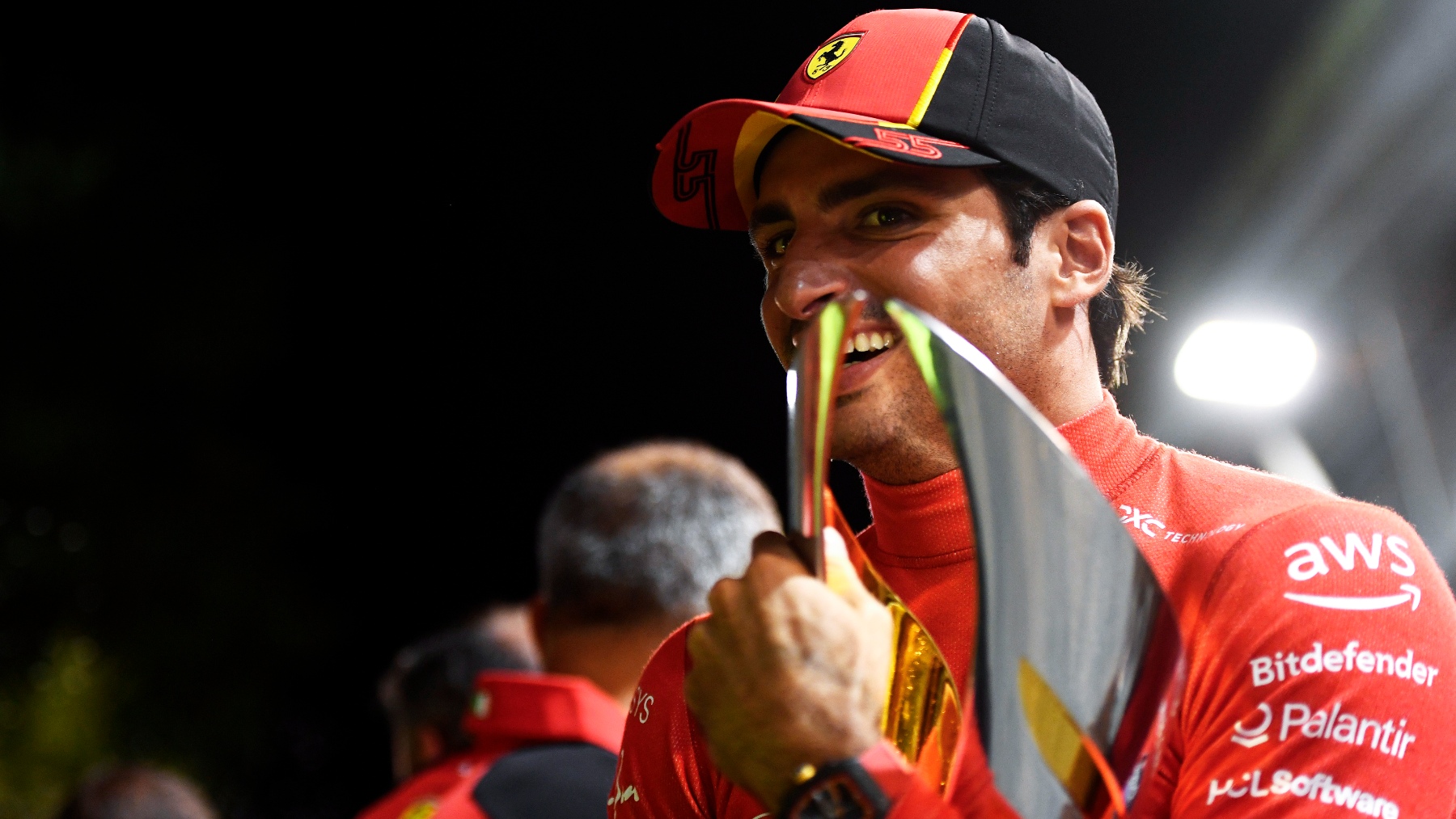 Carlos Sainz, piloto de Ferrari, celebrando su victoria en el GP de Singapur. (Getty)