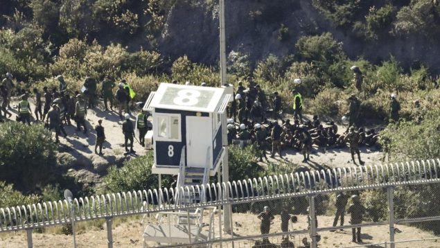 Un grupo de inmigrantes ilegales cerca de la frontera entre Ceuta y Marruecos (EFE).