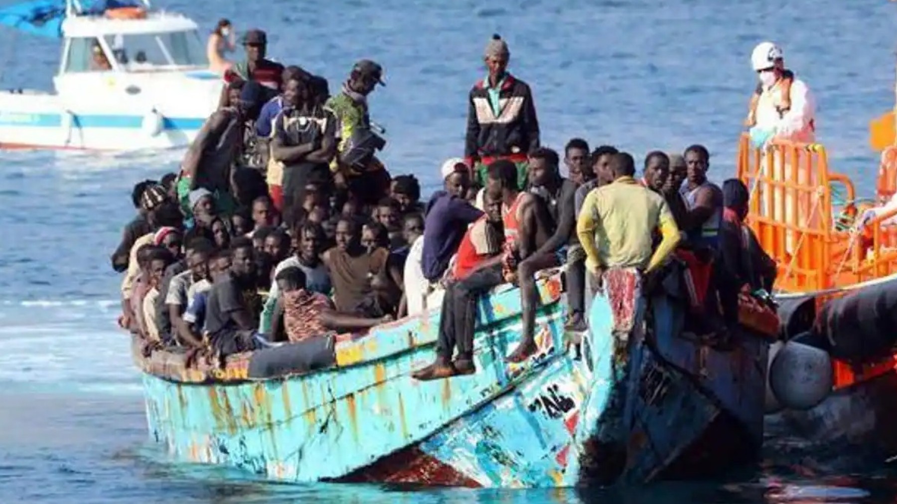 Patera con inmigrantes ilegales en las Islas Canarias.