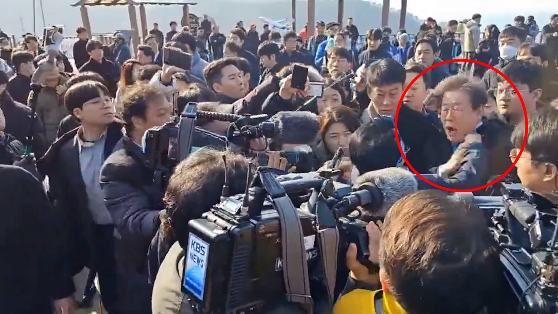 El momento en el que apuñalan a Lee Jae Myu, líder de la oposición de Corea del Sur