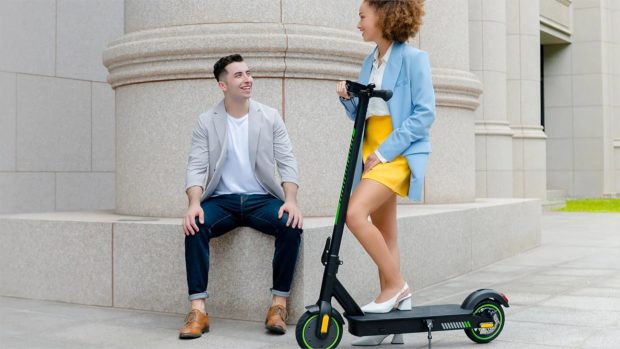 Uno de los muchos patinetes que hay ya y una pareja.