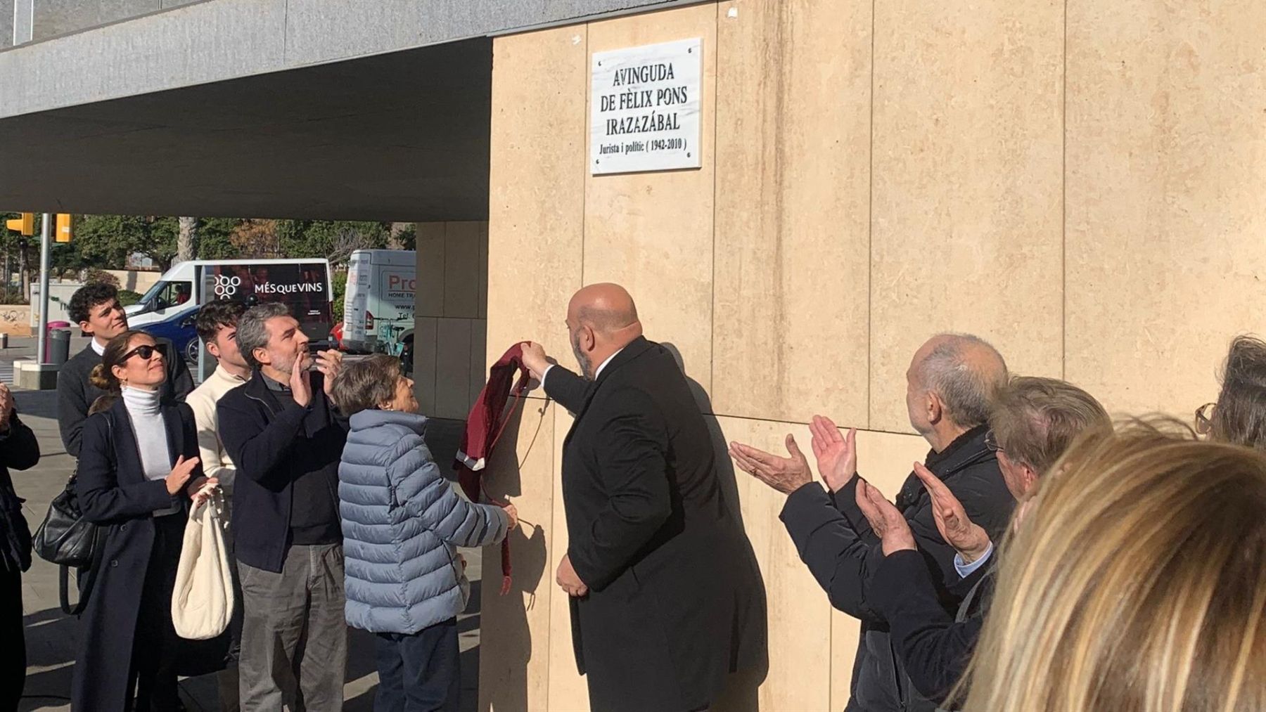 El alcalde de Palma, Jaime Martínez, inaugura la placa de la Avenida Fèlix Pons Irazazábal. (EP)