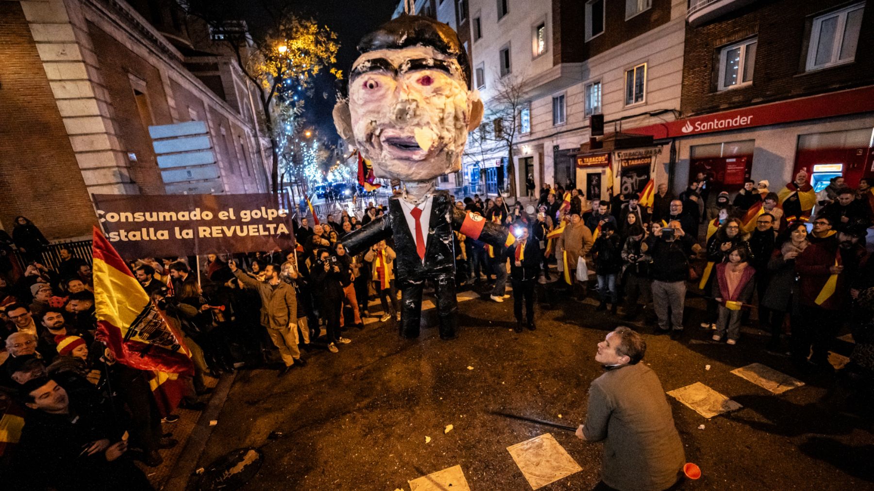 Imagen de la piñata de Pedro Sánchez en la protesta de Ferraz (Foto: Ep)