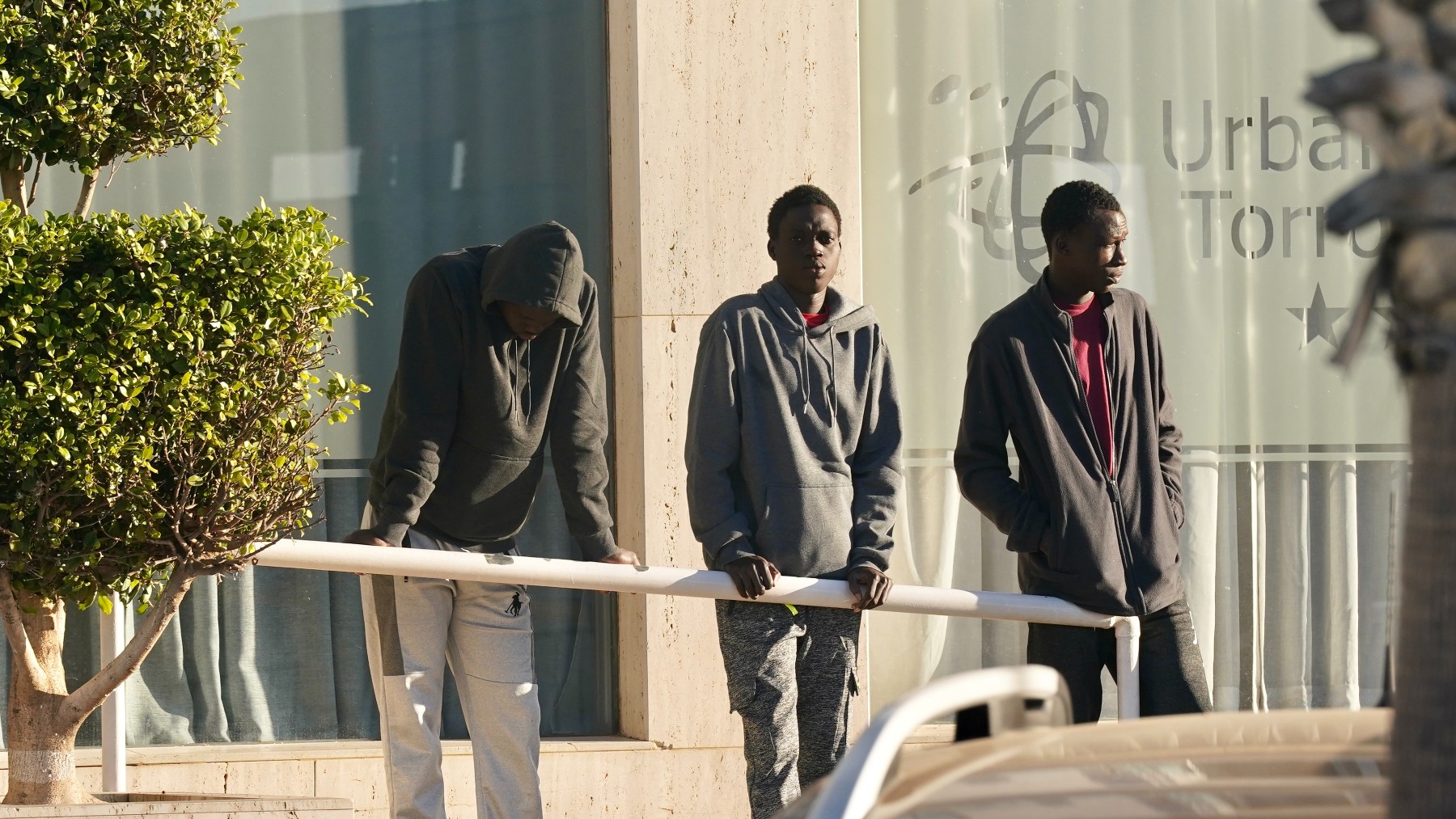Inmigrantes ilegales en un hotel de Torrox (Málaga). (Foto: EP)
