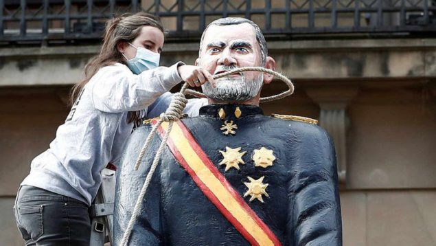 El PSOE se indigna por la piñata de Sánchez pero apoya despenalizar la quema de fotos y muñecos del Rey