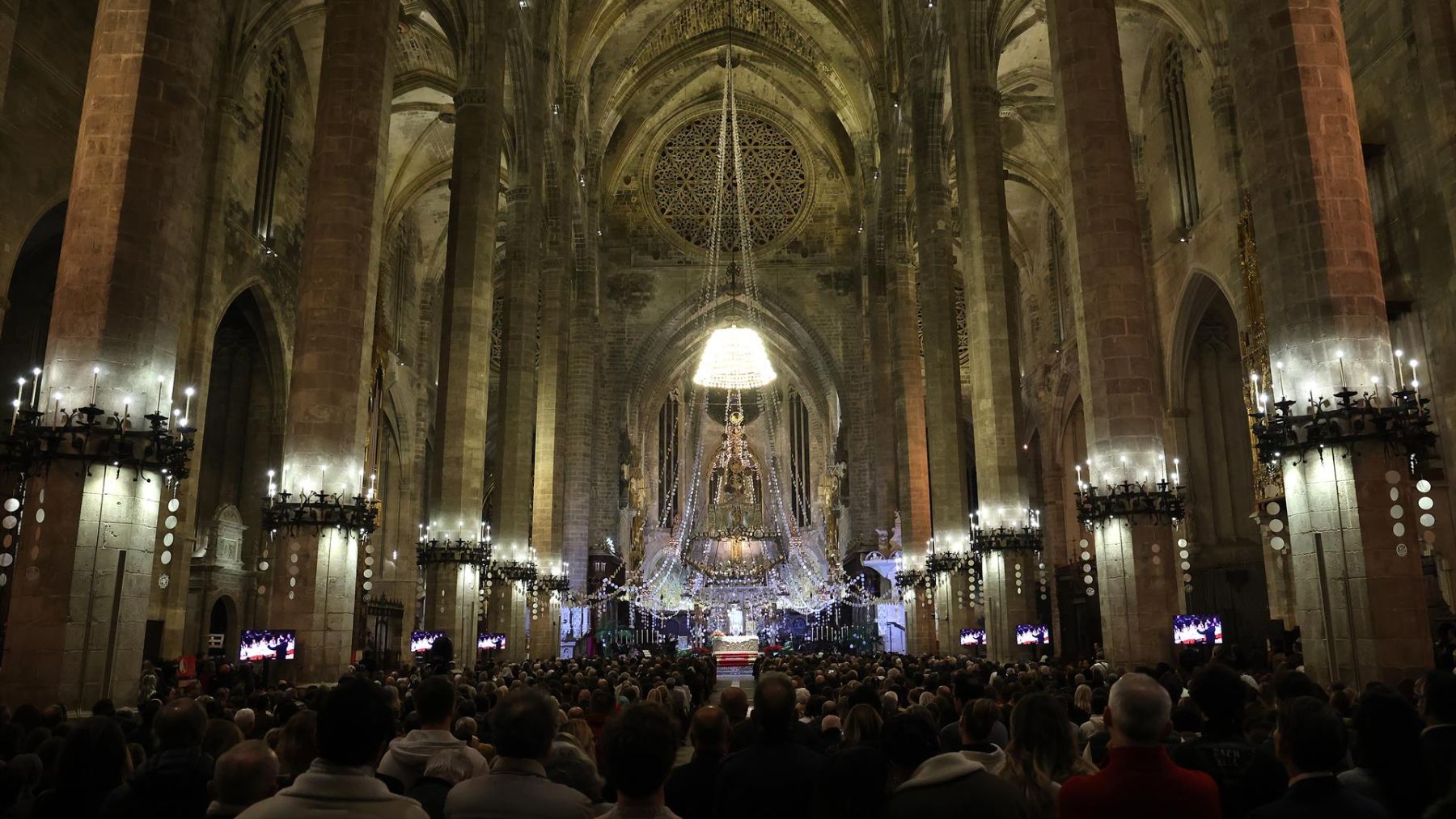 La Catedral de Palma durante la misa de Nochebuena.