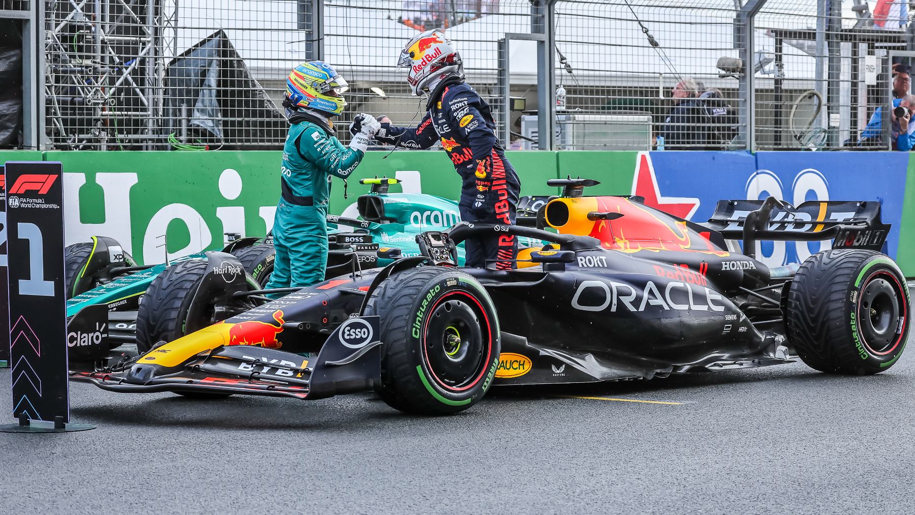 Max Verstappen y Fernando Alonso se felicitan al término de una carrera de F1. (Europa Press)