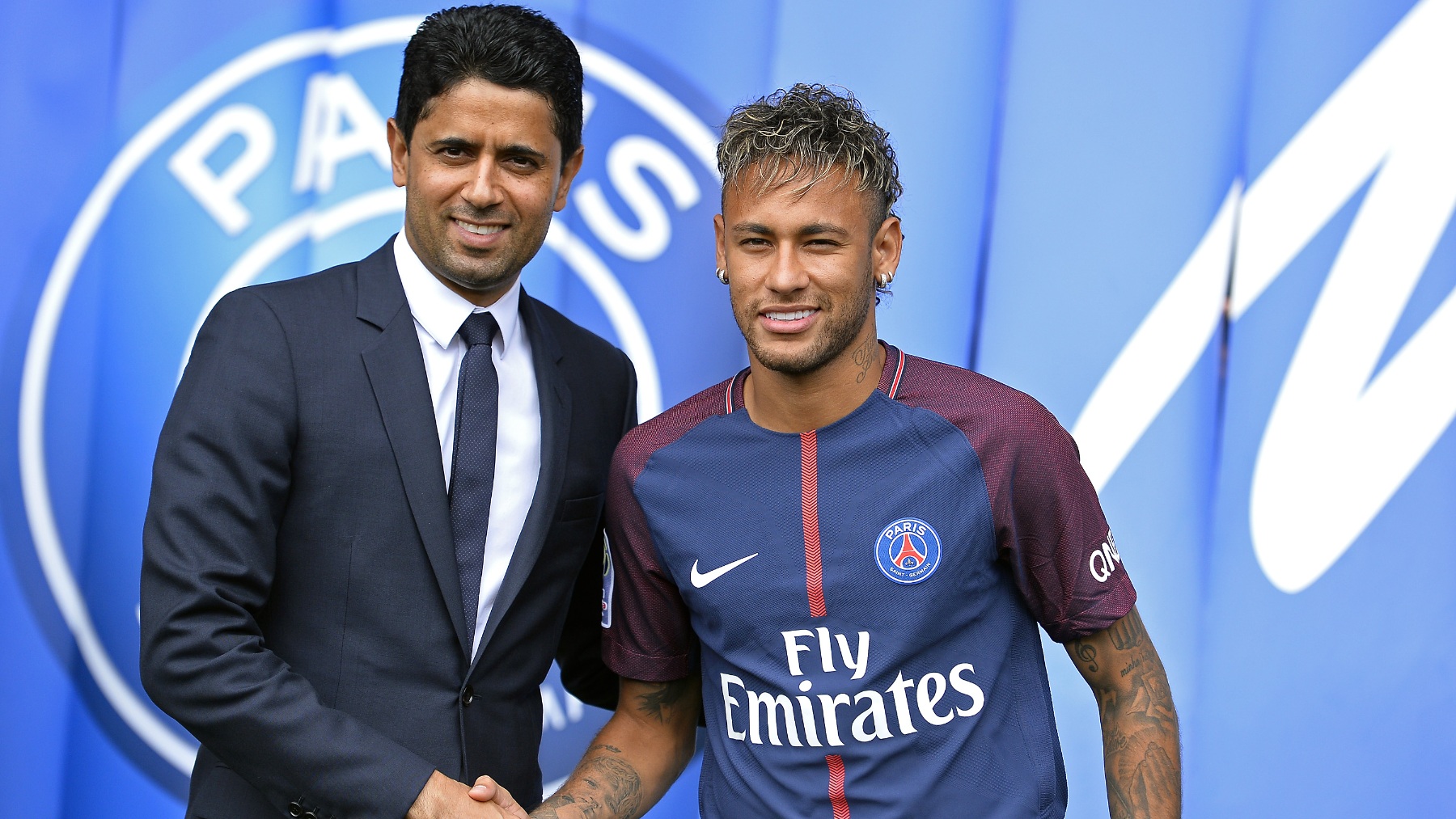 Neymar con Al-Khelaifi durante su presentación con el PSG. (Getty)