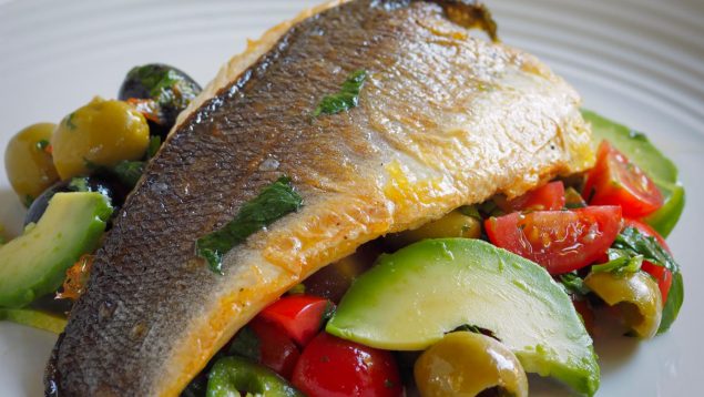 Corvina En Salsa De Tomate Con Alcaparras Y Aceitunas