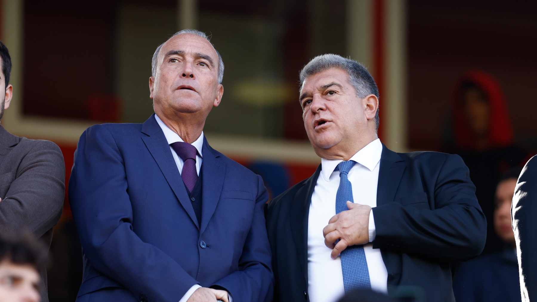 Joan Laporta junto a Rafa Yuste, en el palco. (EP)