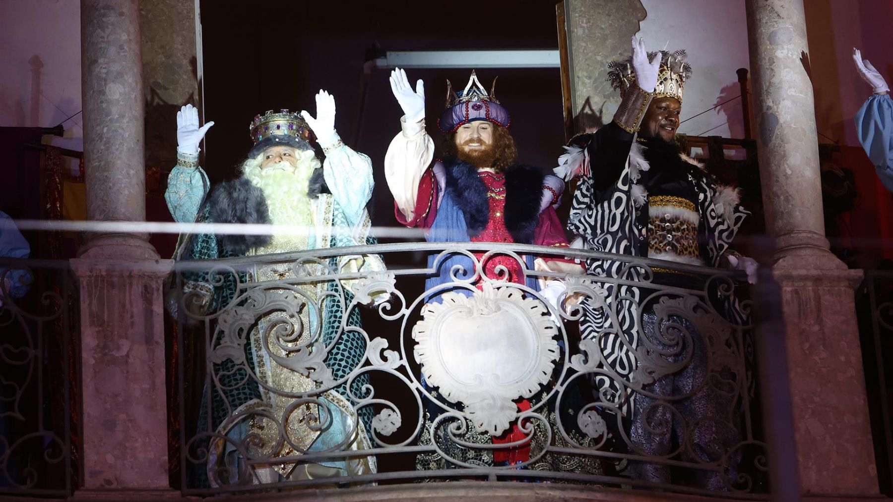 Los Reyes Magos pronuncian su tradicional discurso desde el balcón del Casal Solleric durante la Cabalgata de Reyes Magos 2023. (EP)