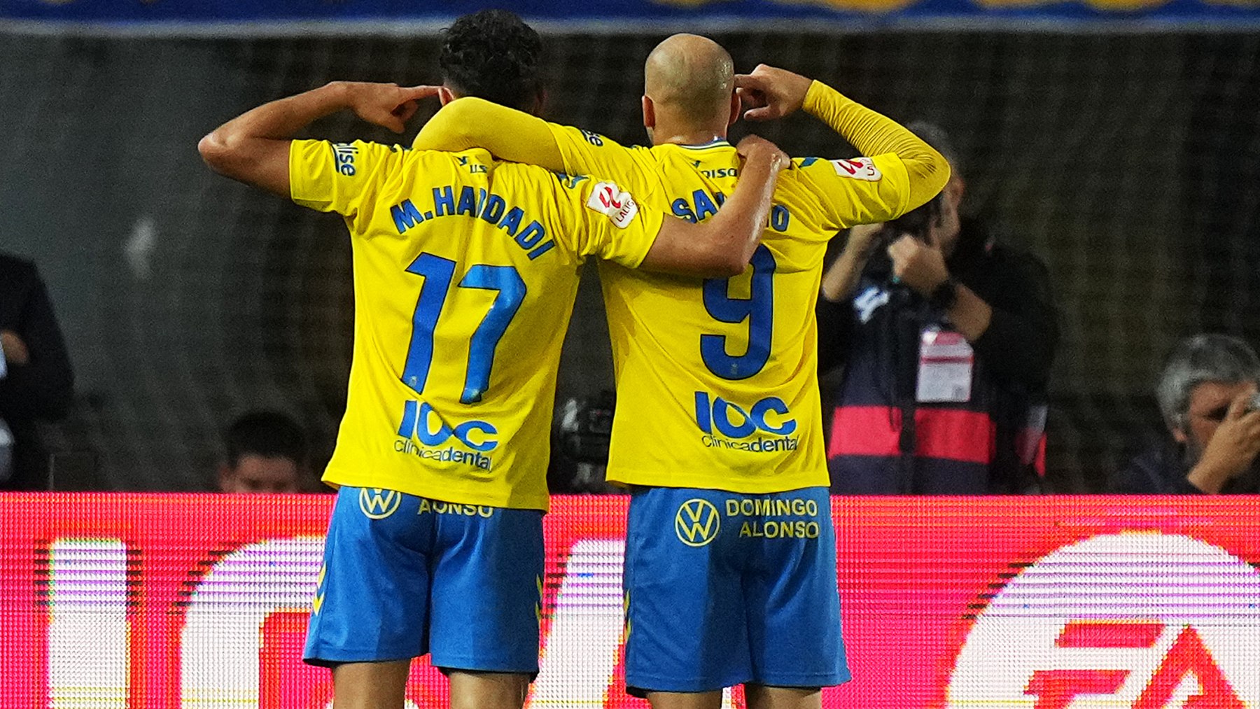 Munir y Sandro celebran el gol de Las Palmas contra el Barcelona. (Getty)