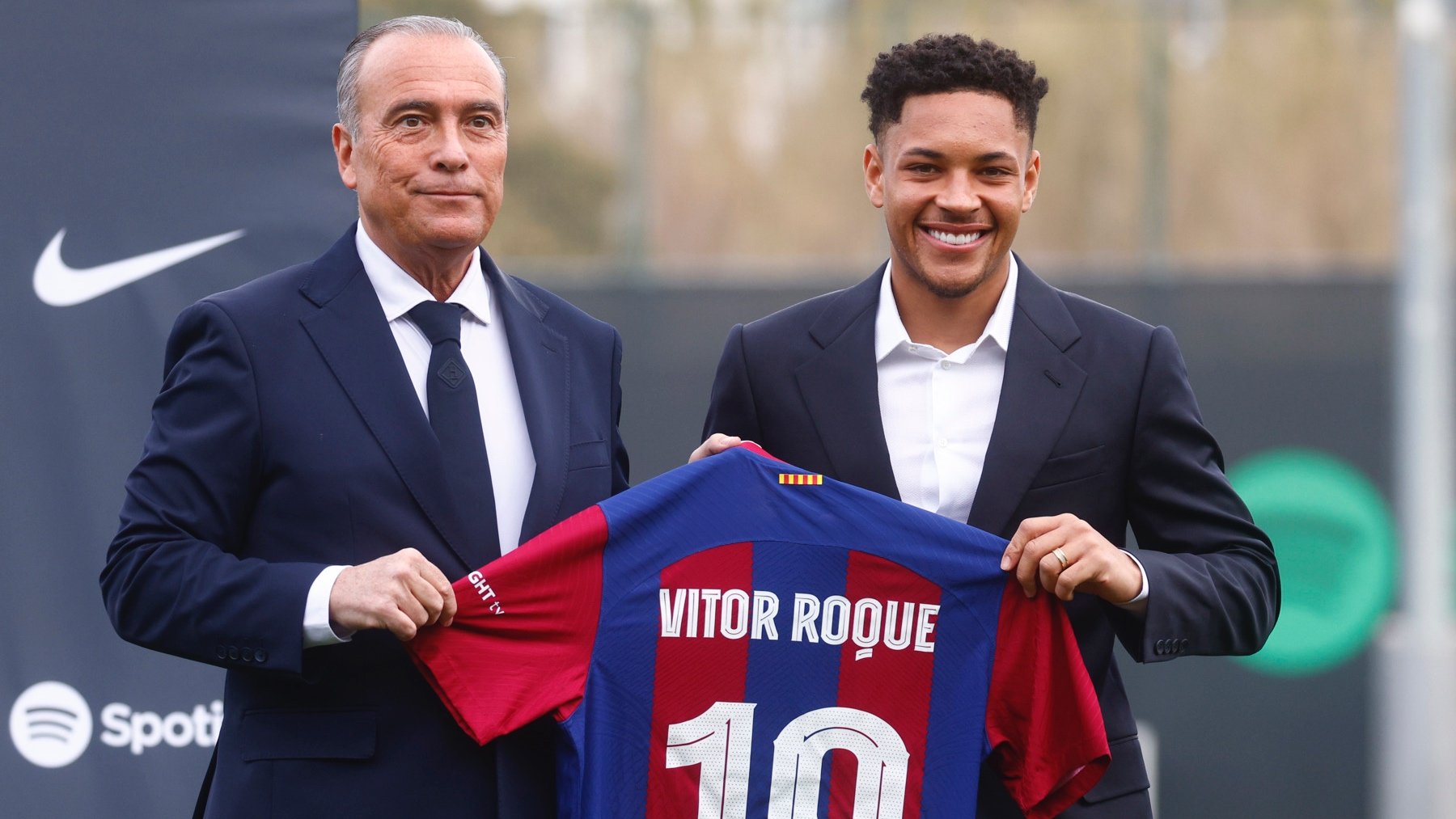 Rafa Yuste y Vitor Roque en la presentación del jugador del Barcelona. (EFE)