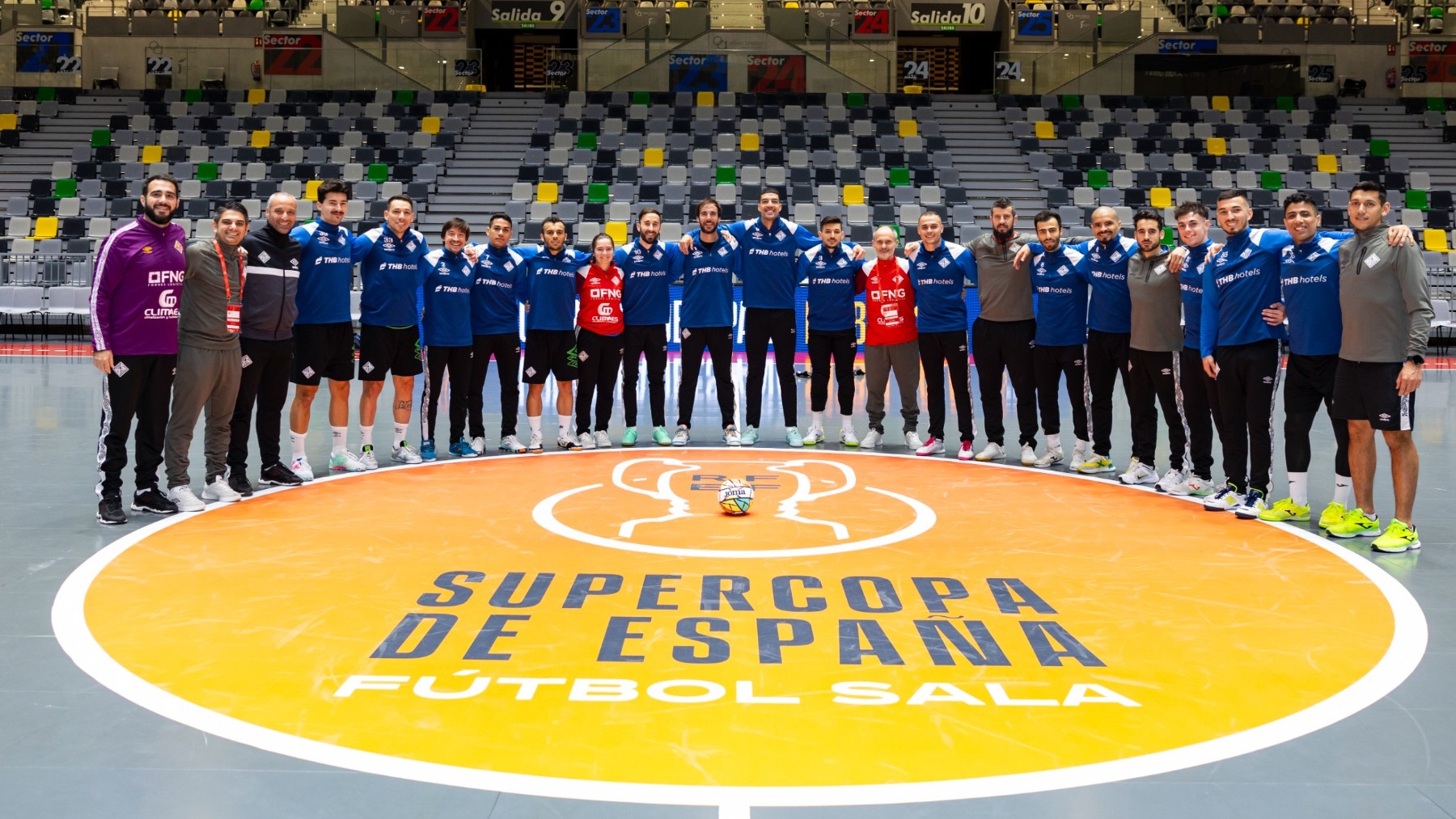 Jugadores y cuerpo técnico del Mallorca Palma Futsal en el Olivo Arena (1)