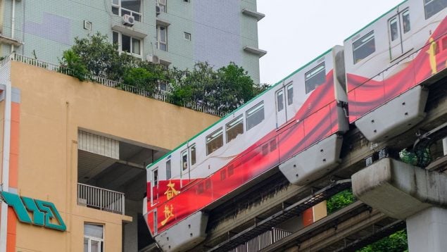 Esta es la ciudad en la que el metro atraviesa los edificios por la mitad y los vecinos ni se inmutan