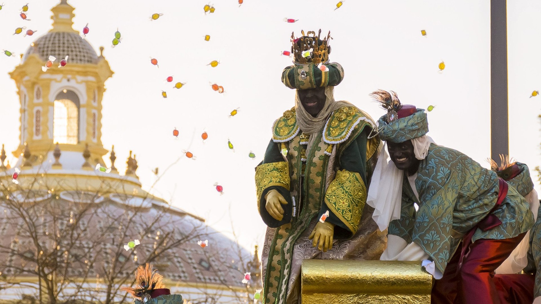 El Rey Baltasar ‘torero’ lanza caramelos a los niños en la cabalgata de Reyes de Sevilla (EFE).