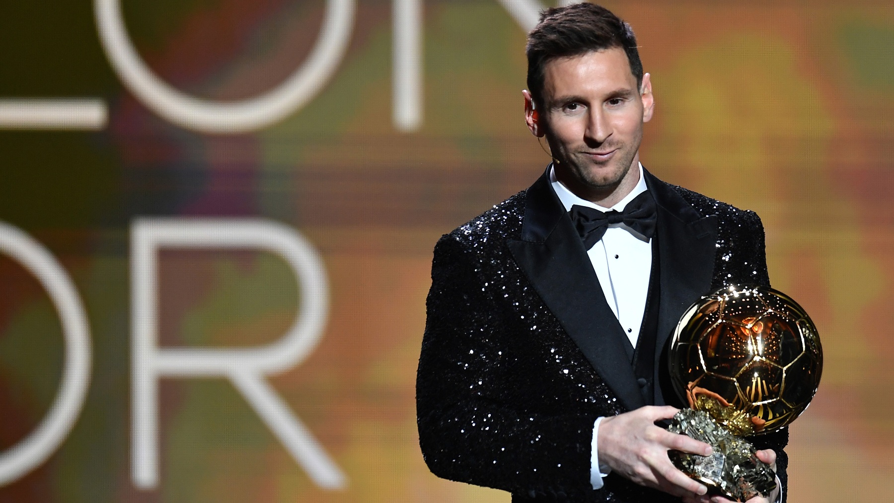 Leo Messi levanta el Balón de Oro en 2021. (Getty)