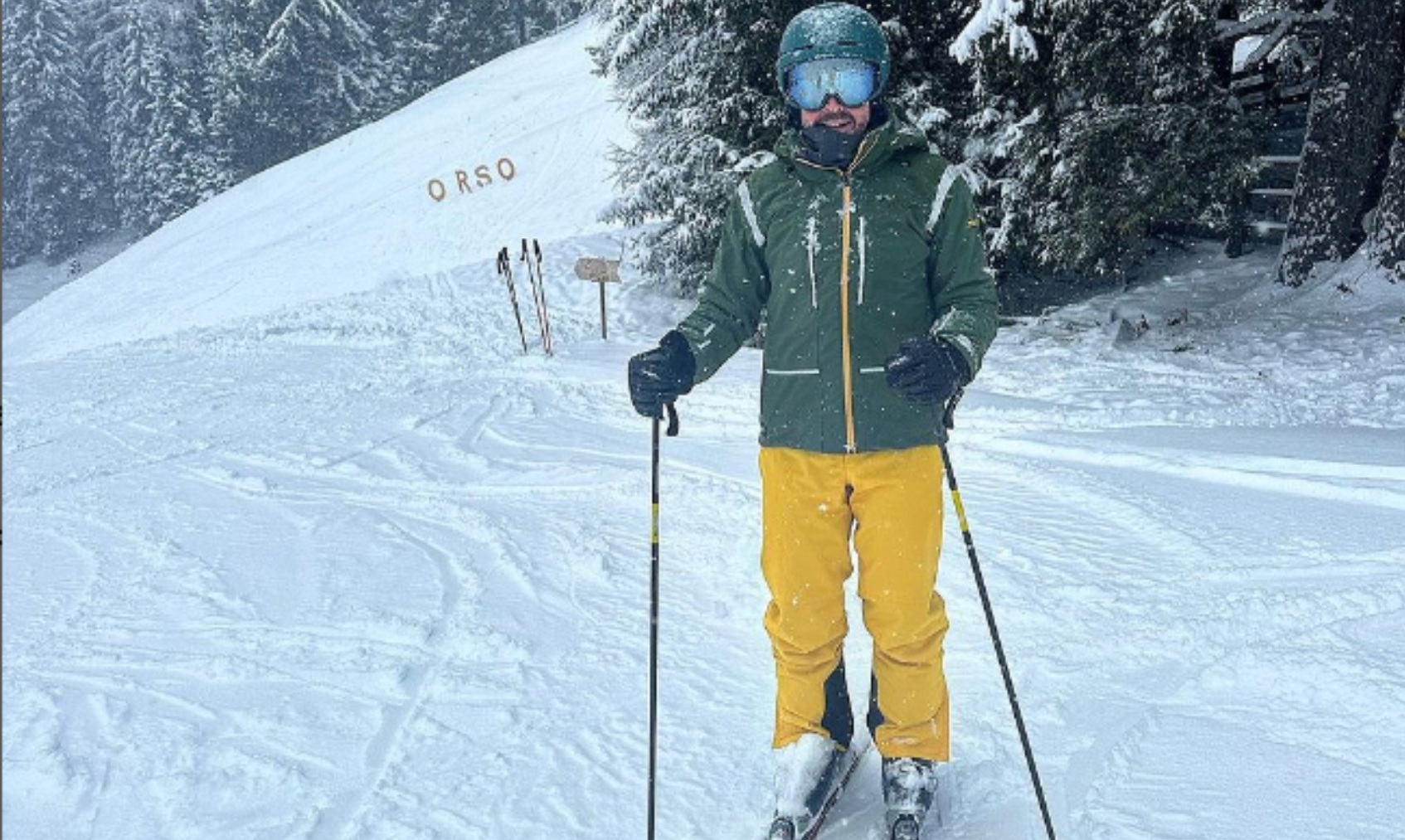 Fernando Alonso esquía en la nieve de Italia.