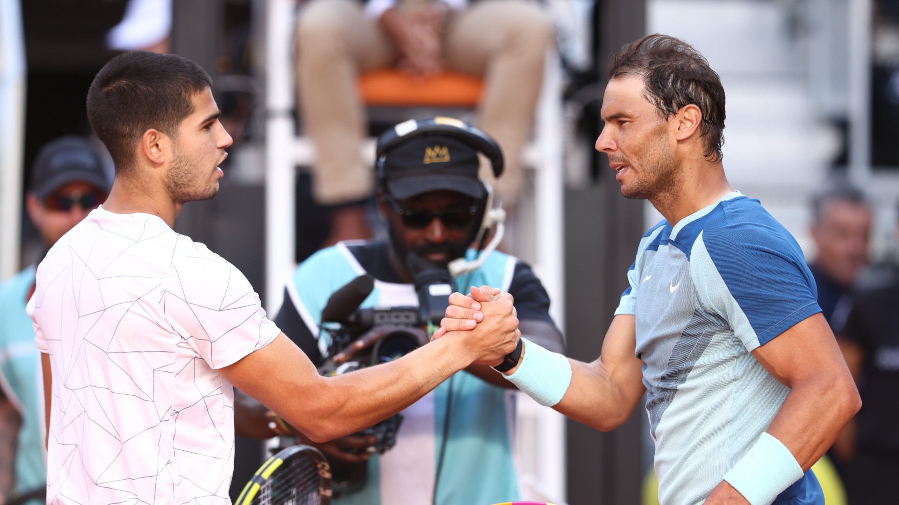 Carlos Alcaraz y Rafa Nadal, tras un partido. (Europa Press)