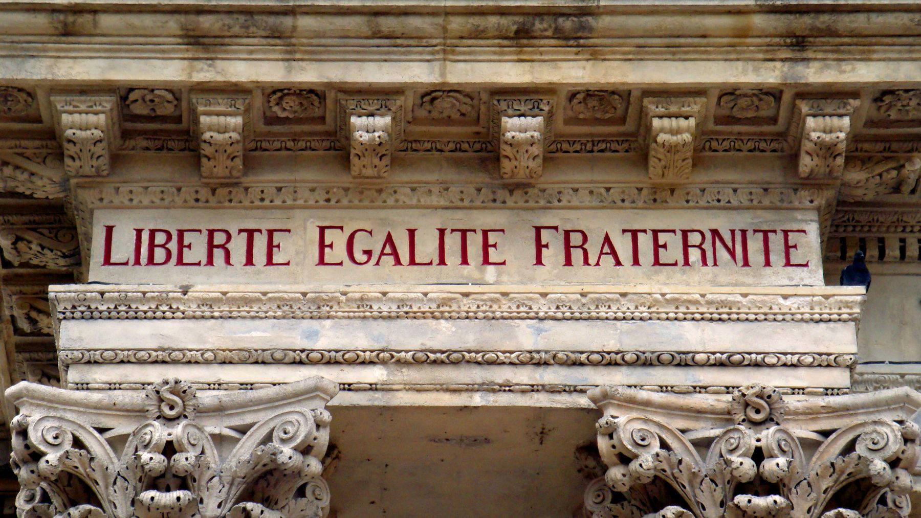 Facha de un edificio en Aviñón con el lema de la revolución francesa