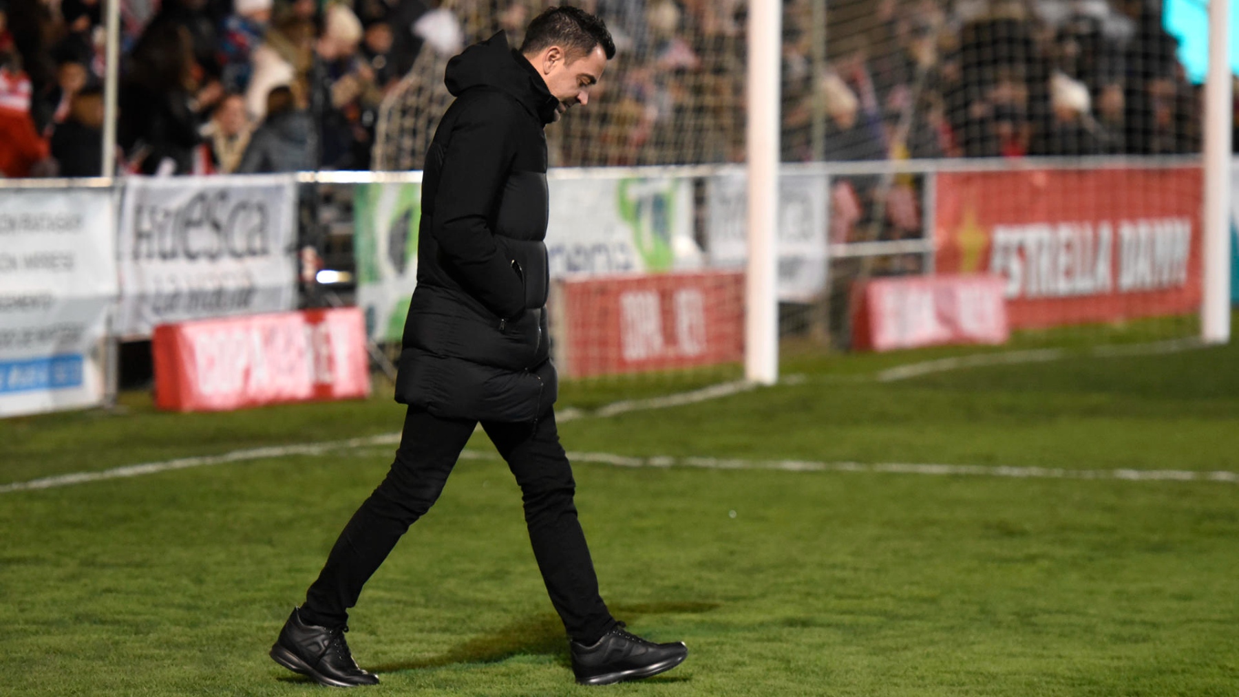 Xavi Hernández camina sobre el césped de Barbastro. (EFE)