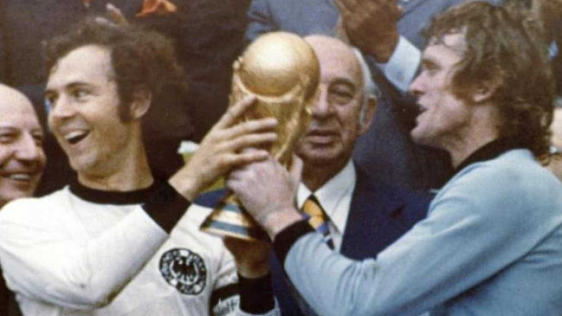 Franz Beckenbauer, con el Mundial ganado en 1974.