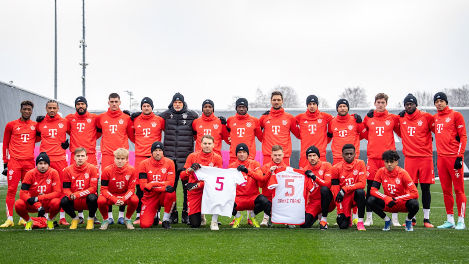 Los jugadores del Bayern de Múnich homenajean a Franz Beckenbauer.