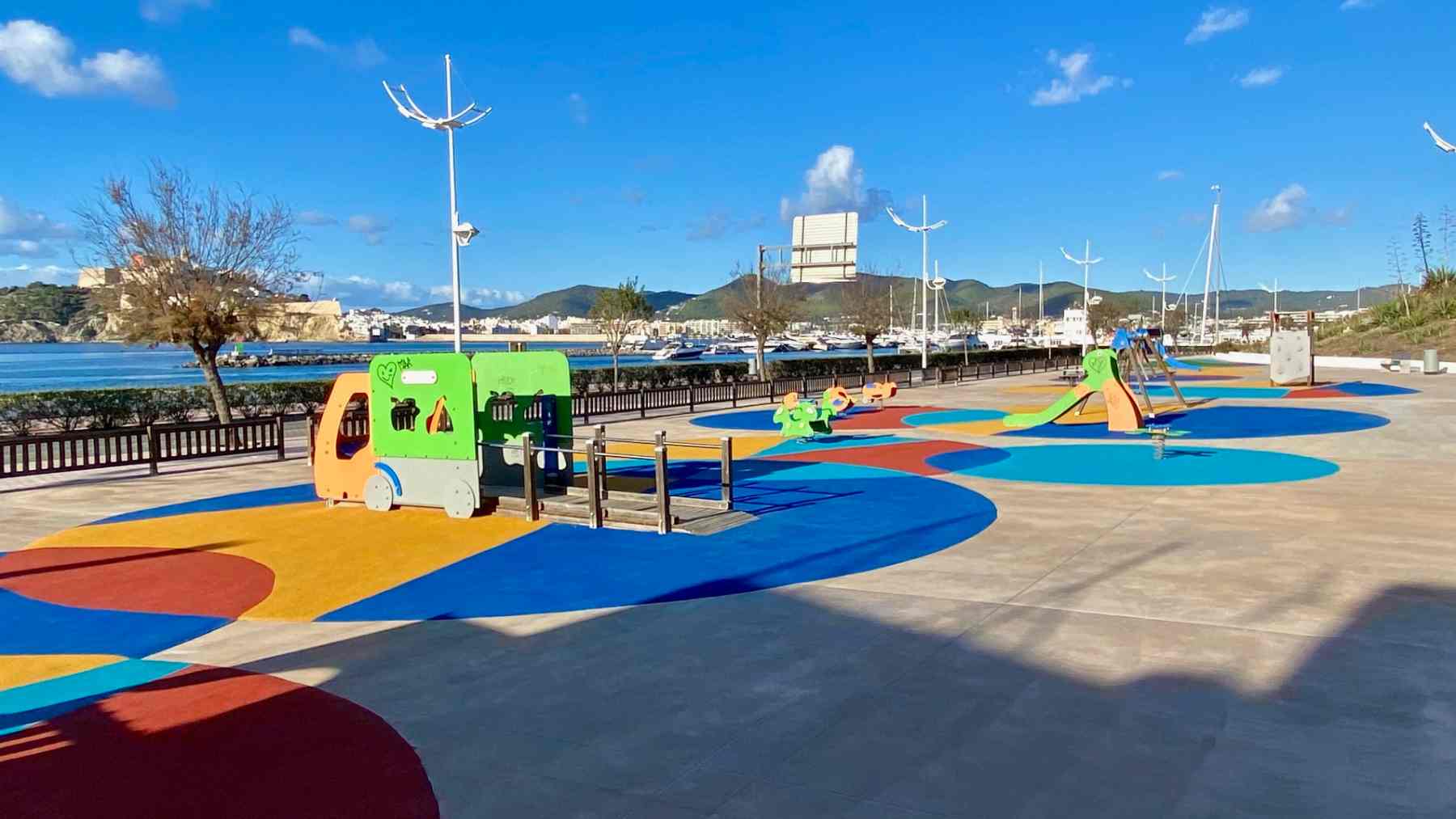 La APB renueva el pavimento del parque infantil del Botafoc en el puerto de Ibiza.