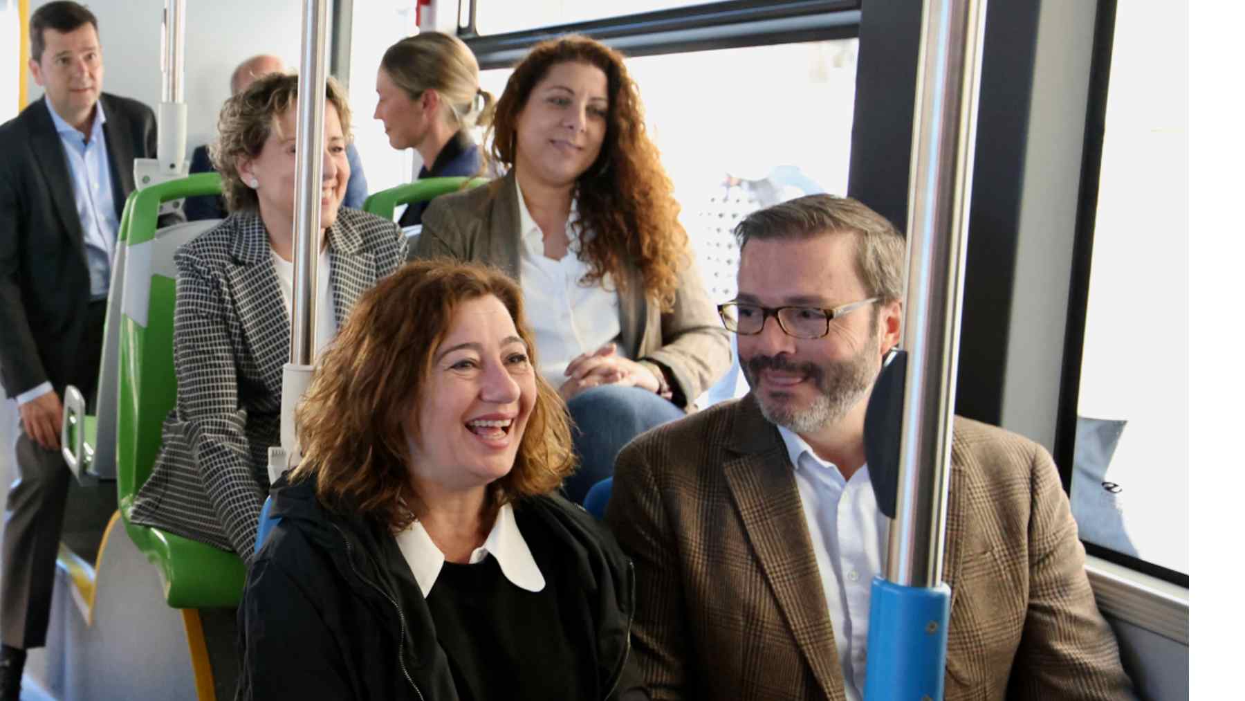 La ex presidenta del Govern, Francina Armengol, y el ex alcalde Hila, a bordo de uno de los autobuses.