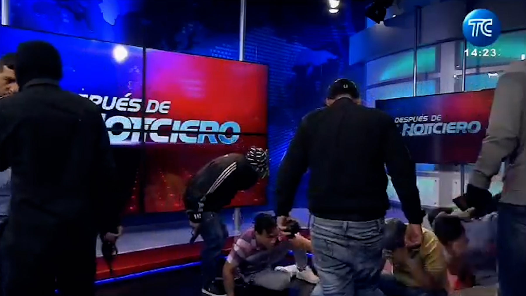 Un grupo de encapuchados armados irrumpe en directo en la cadena ecuatoriana TC.