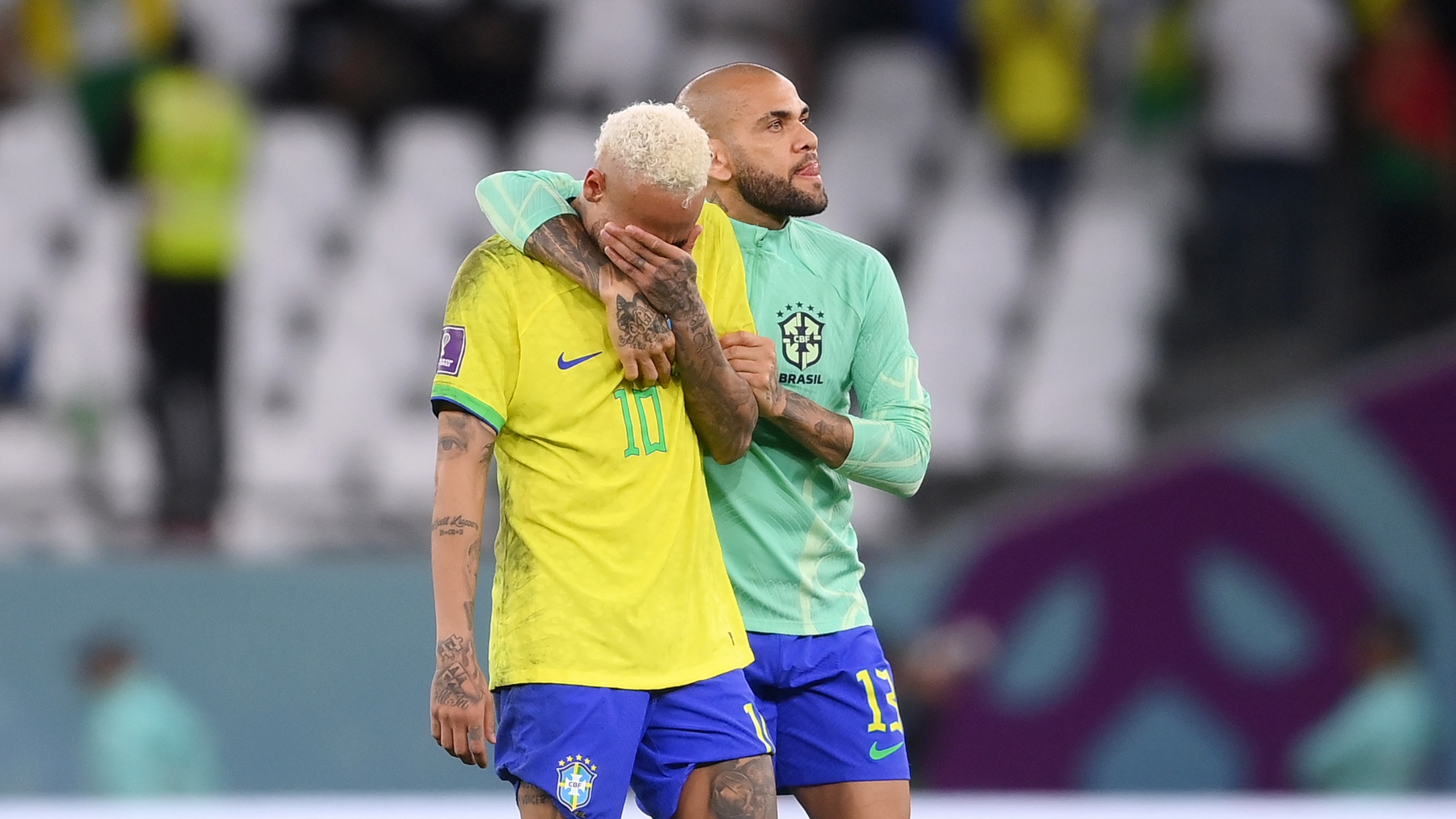 Neymar y Dani Alves, en su último partido con Brasil. (Getty)
