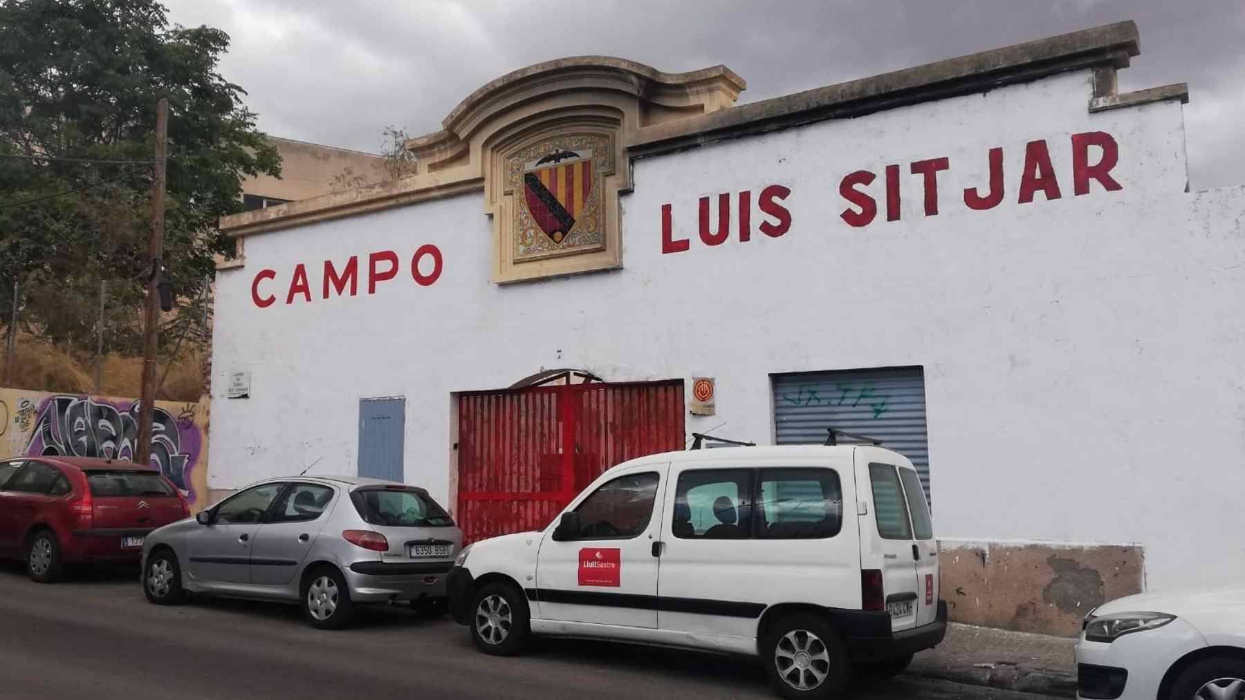 Puerta principal de entrada al estadio Lluís Sitjar.