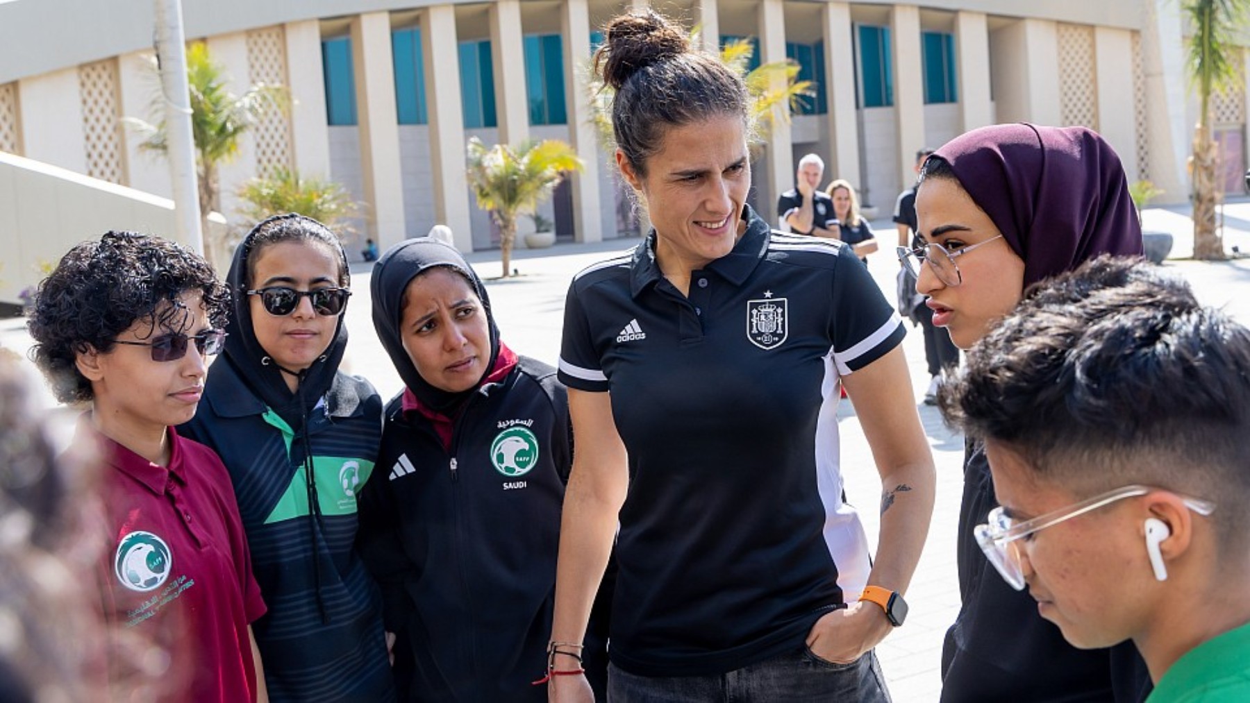 Montse Tomé junto a las mujeres entrenadoras en Arabia Saudí. (rfef.es)