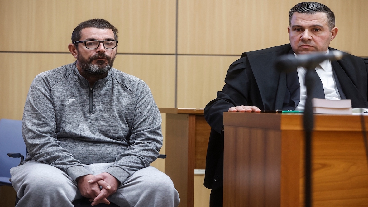 El acusado durante el juicio junto a su abogado (Rober Solsona. Europa Press).